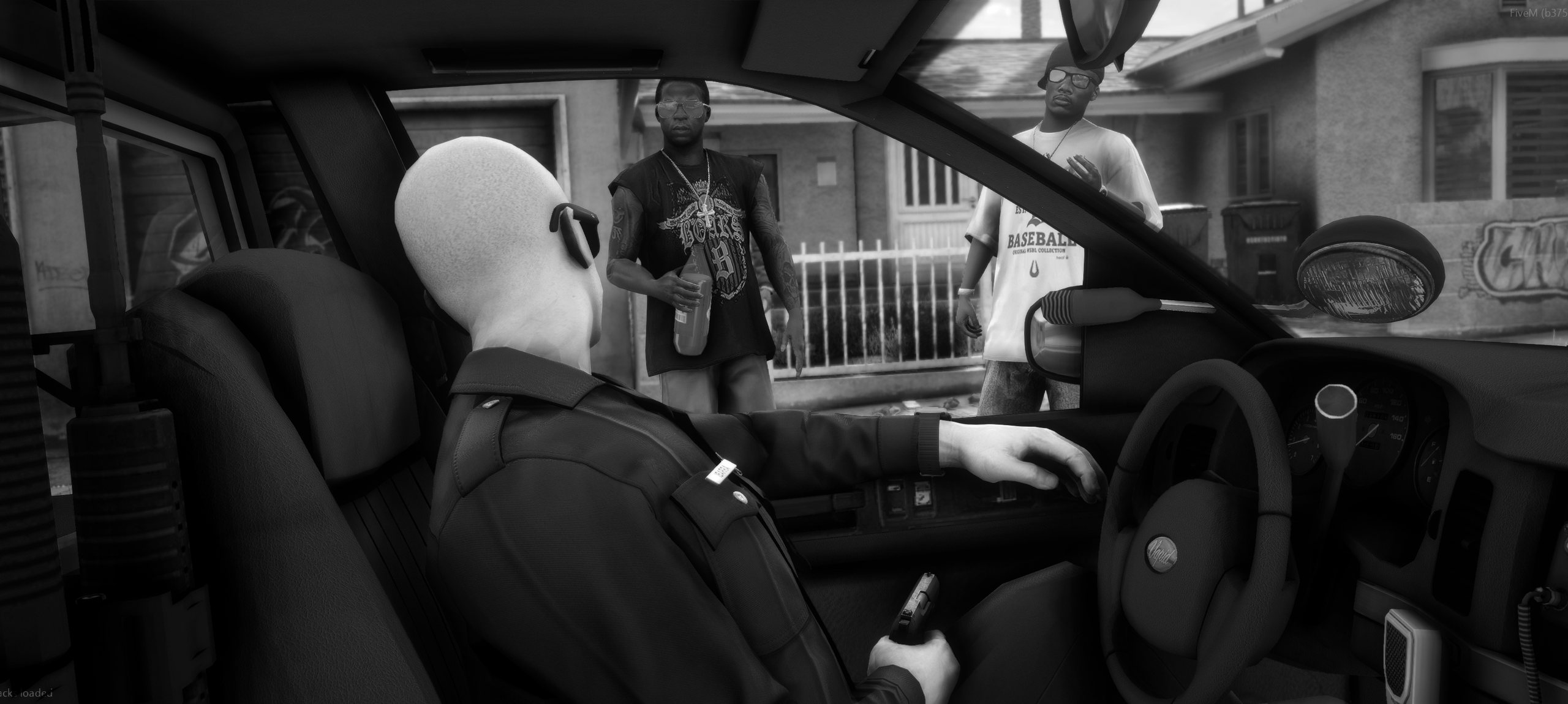 Poliisi partioautossa katsoo kadulla seisovia miehiä